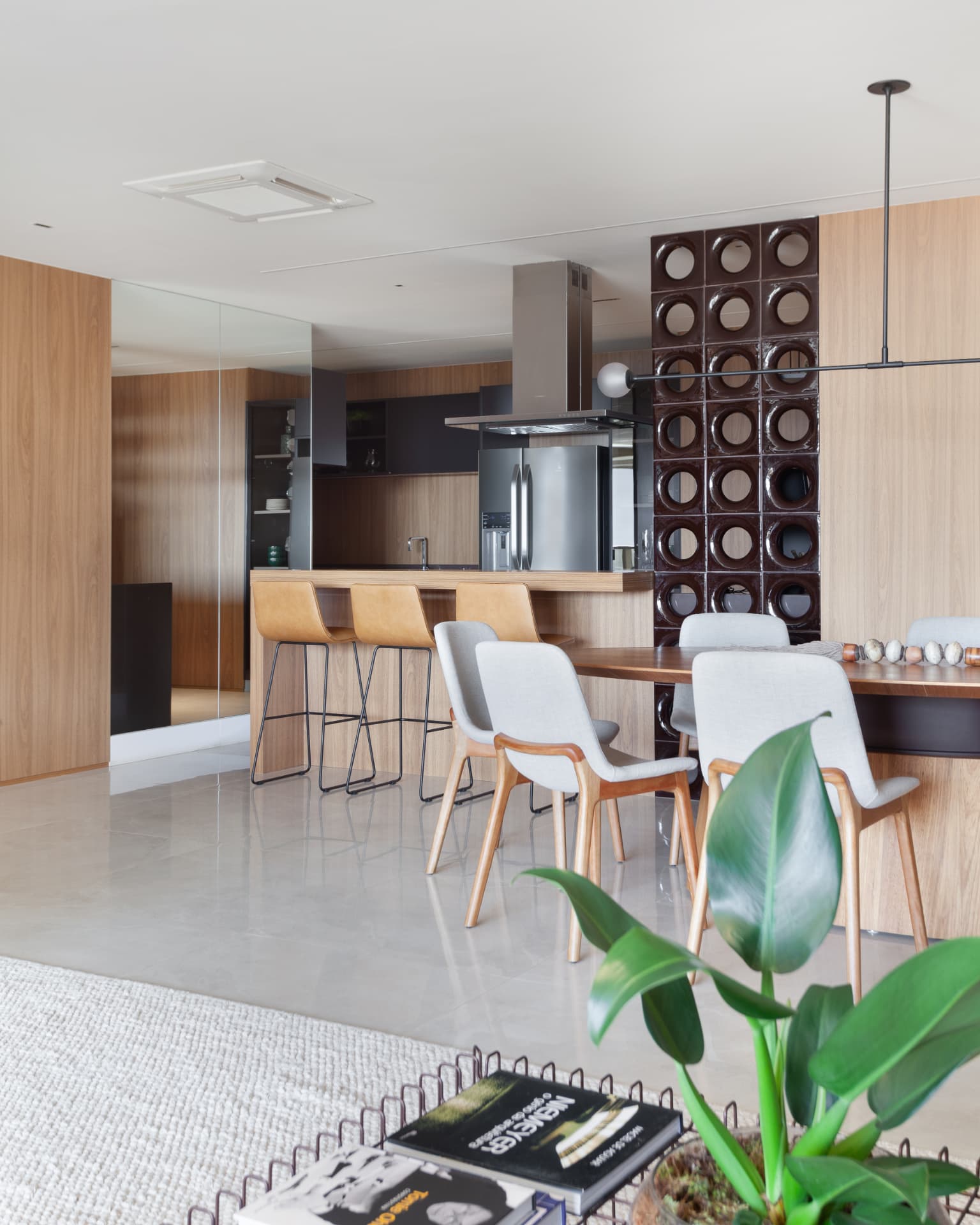 Apartamento em obra de reforma com paredes preparadas e luz natural entrando pela janela