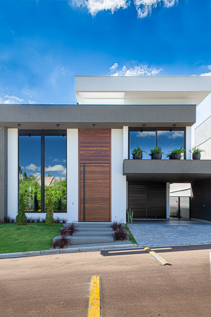 Ambiente residencial com grandes aberturas, luz natural difusa e vegetação integrada ao projeto